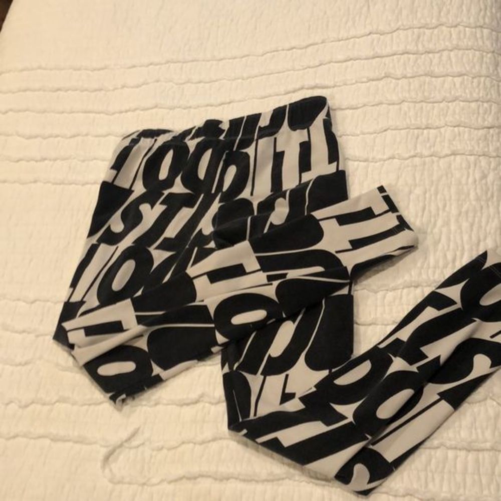 Nike Bold Black and White Lettered Leggings - Picture 3 of 5